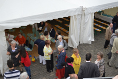 1 - Buntes Treiben vor dem Fest