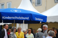 1a - Buntes Treiben vor dem Fest