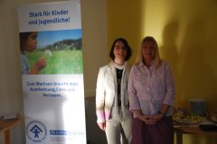 Beate Schirrmacher und Freya Plashues